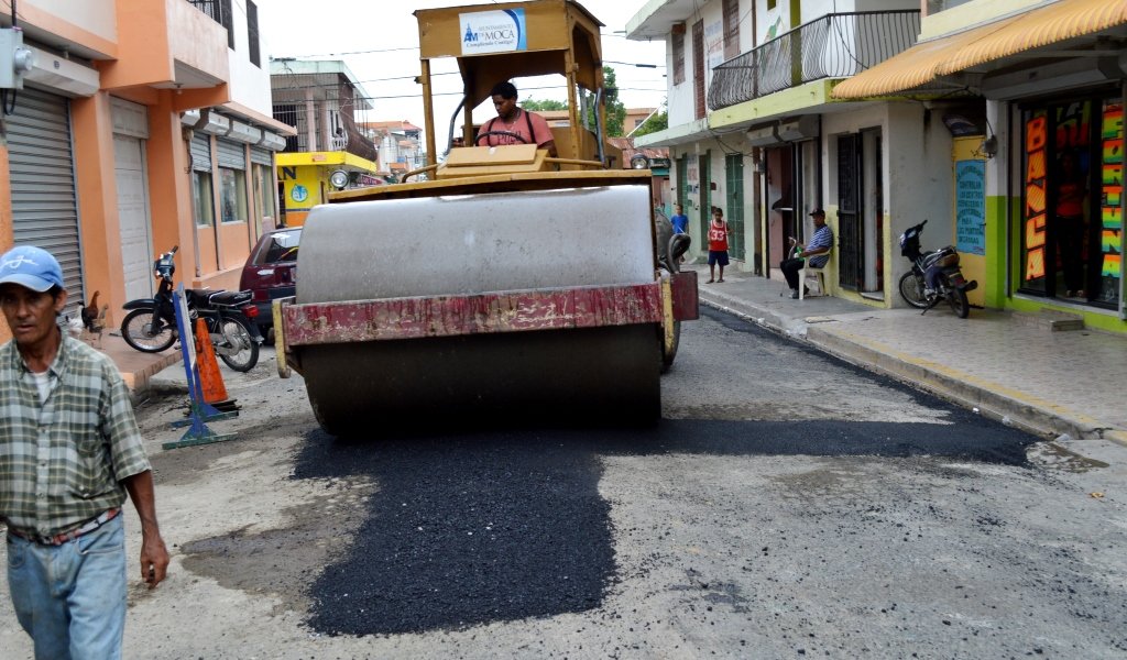 Acondiciona calles en zona urbana